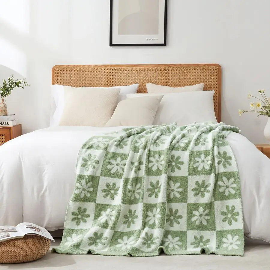 Checkered Blanket, Sage Green Flower Throw Blanket for Couch Plaid Microfiber Fluffy Warm Cozy Fuzzy Soft Throw Blanket