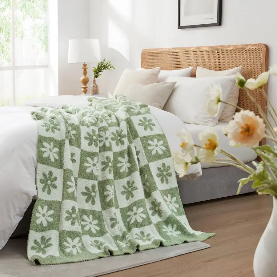 Checkered Blanket, Sage Green Flower Throw Blanket for Couch Plaid Microfiber Fluffy Warm Cozy Fuzzy Soft Throw Blanket