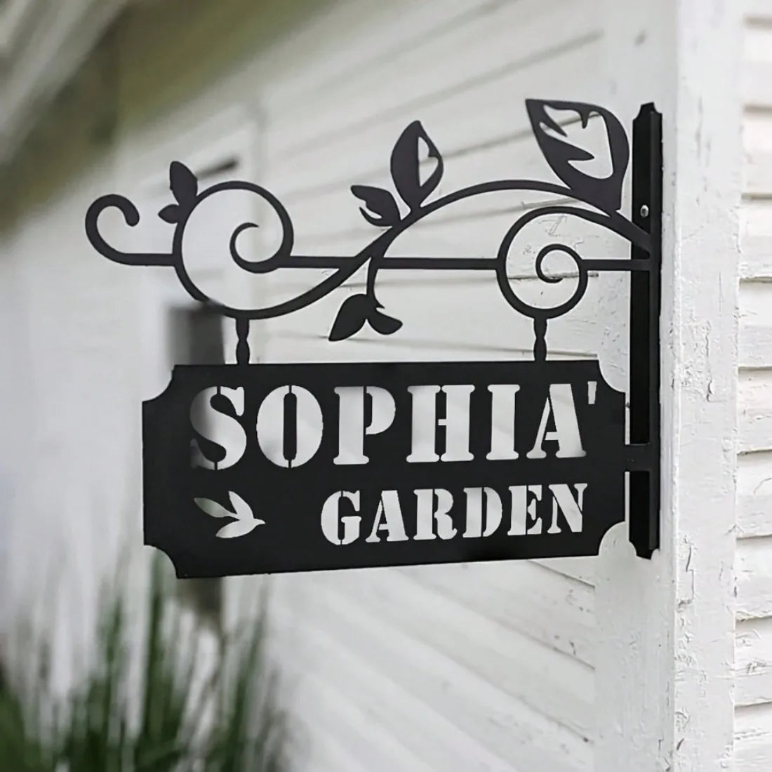 Customizable Metal Outdoor Garden Wall Decor - Personalized Name Stakes & Wall-Mounted Hangings.